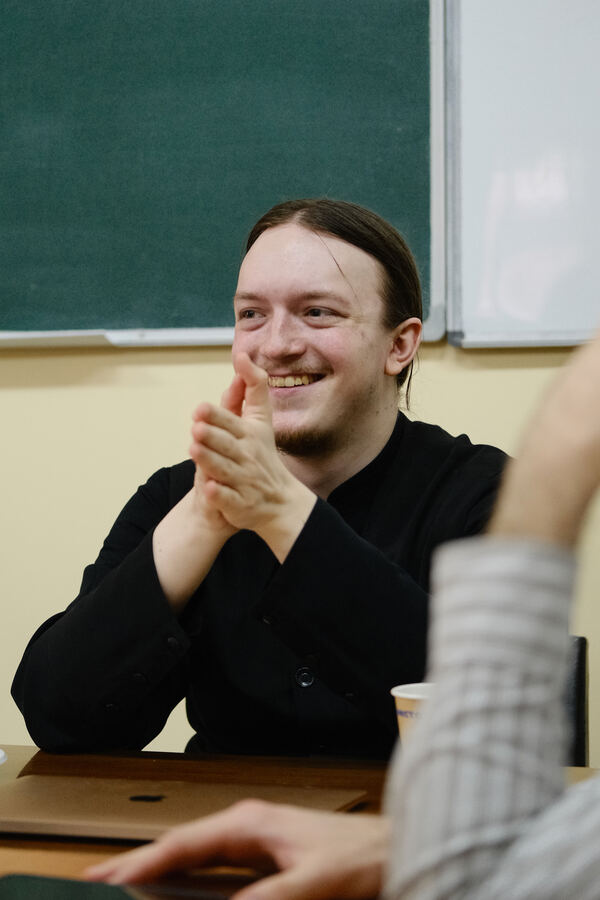 Участник встречи аплодирует